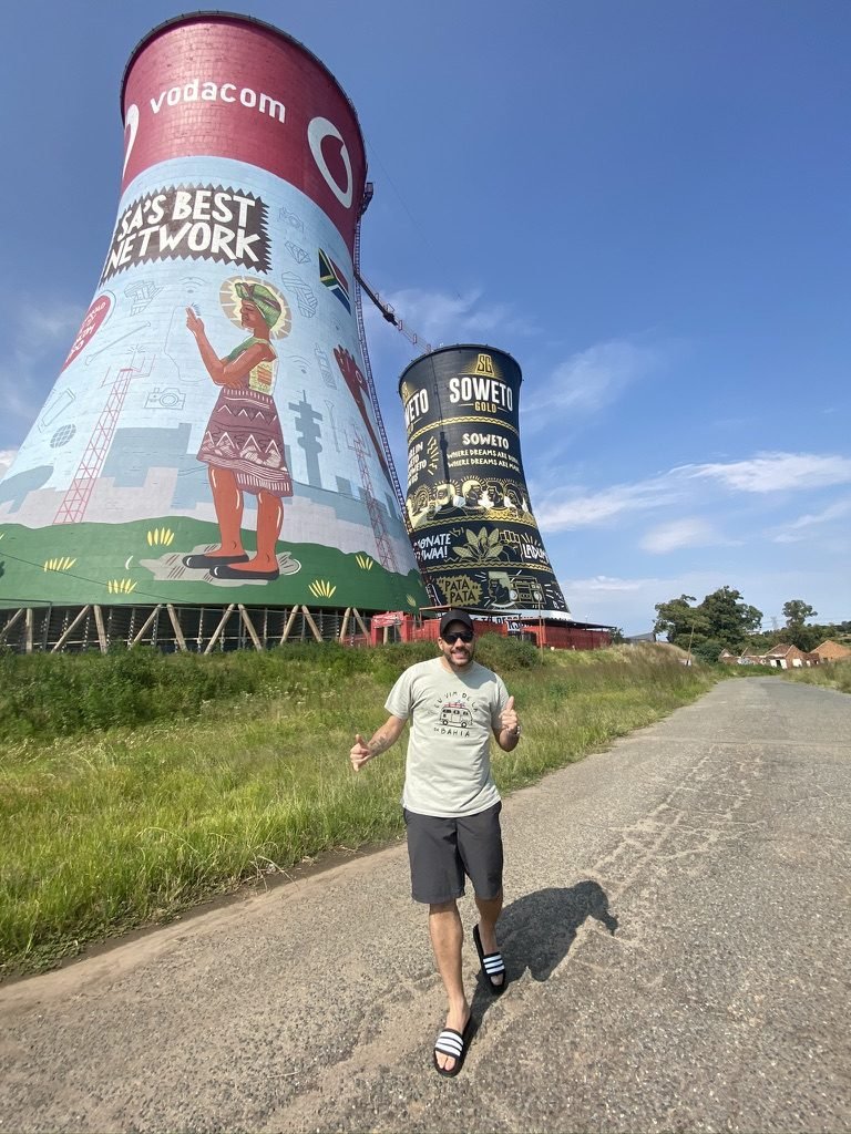Tiago Lopes diante das torres pintadas de Soweto