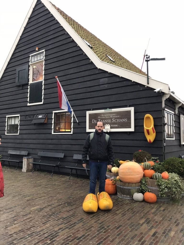 Tiago Lopes em frente ao letreiro I amsterdam, com o Rijksmuseum ao fundo