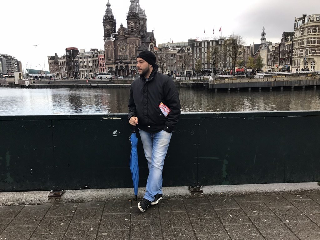 Tiago Lopes com tamancos gigantes diante de uma oficina em Zaanse Schans