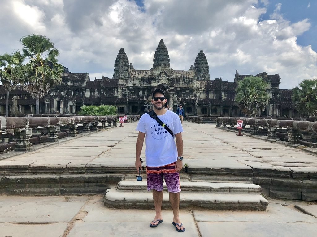 Tiago Lopes na passarela de pedra que leva à entrada de Angkor Wat, com as cinco torres ao fundo
