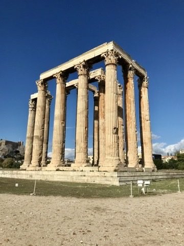 Colunas do Templo de Zeus Olímpico sob céu azul