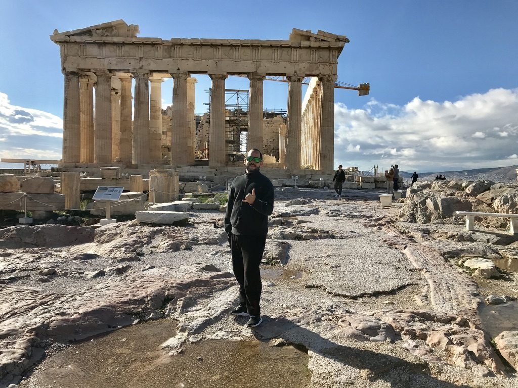 Tiago Lopes na Acrópole de Atenas, em frente ao Partenon
