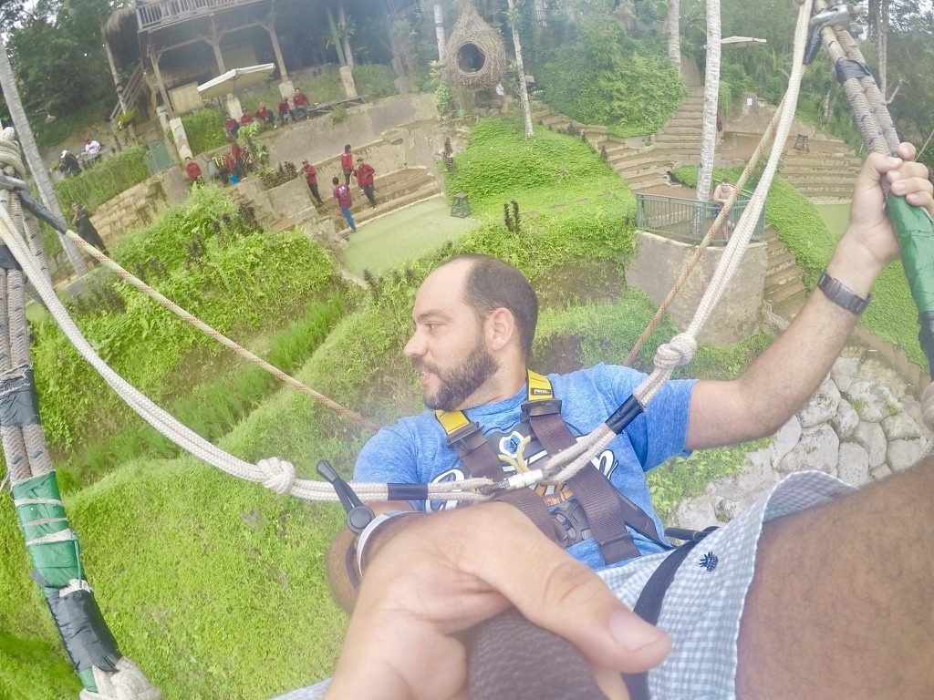 Tiago Lopes em um balanço sobre arrozais em terraços