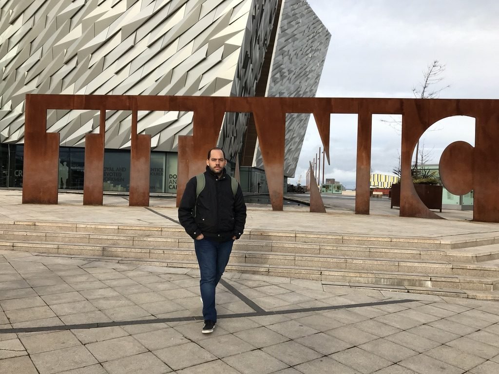 Tiago Lopes em frente ao museu Titanic Belfast, com as letras de aço do letreiro TITANIC