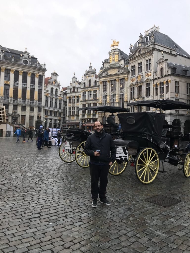 Tiago Lopes na Grand-Place, ao lado de carruagens de passeio
