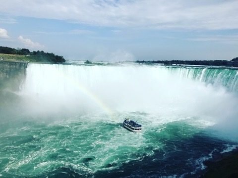 Horseshoe Falls vista de cima, com um barco de turismo na névoa