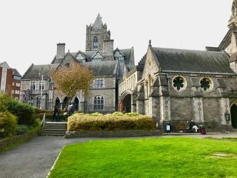 Catedral Christ Church, em Dublin, vista do jardim em frente