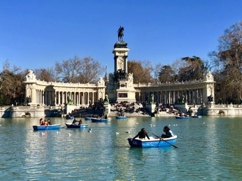 Lago do Parque do Retiro, em Madri, com barcos a remo e o monumento a Afonso XII