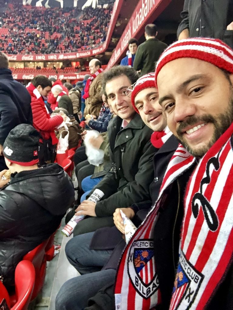 Tiago Lopes com cachecol e gorro do Athletic Club no estádio, em Bilbao