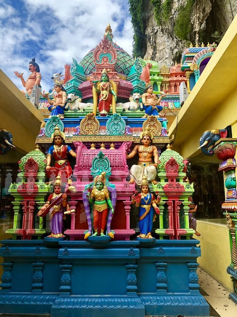 Templo hindu colorido com esculturas de divindades nas Batu Caves