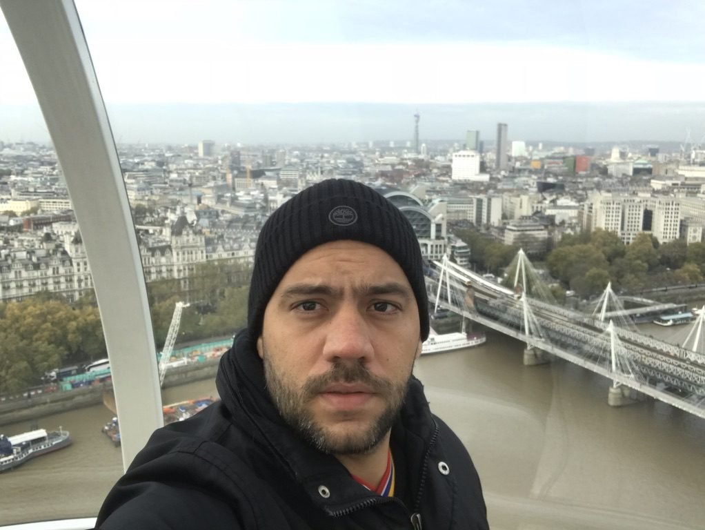Tiago Lopes dentro de uma cápsula da London Eye, com o rio Tâmisa e a Hungerford Bridge ao fundo
