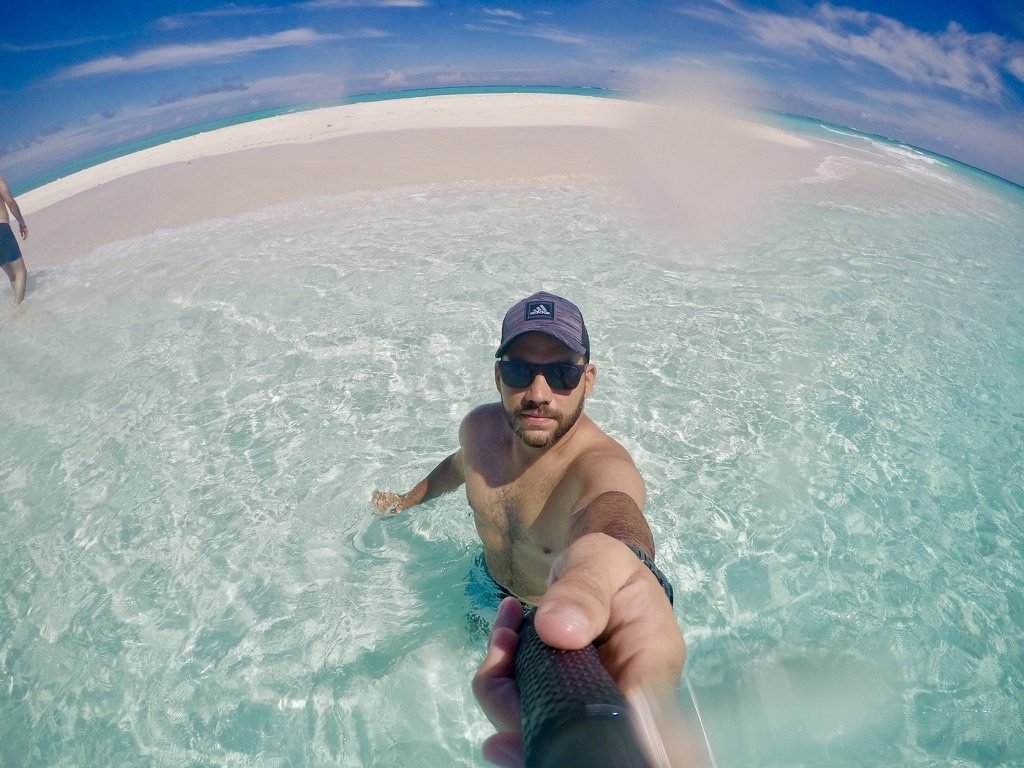 Tiago Lopes dentro da água rasa de um banco de areia