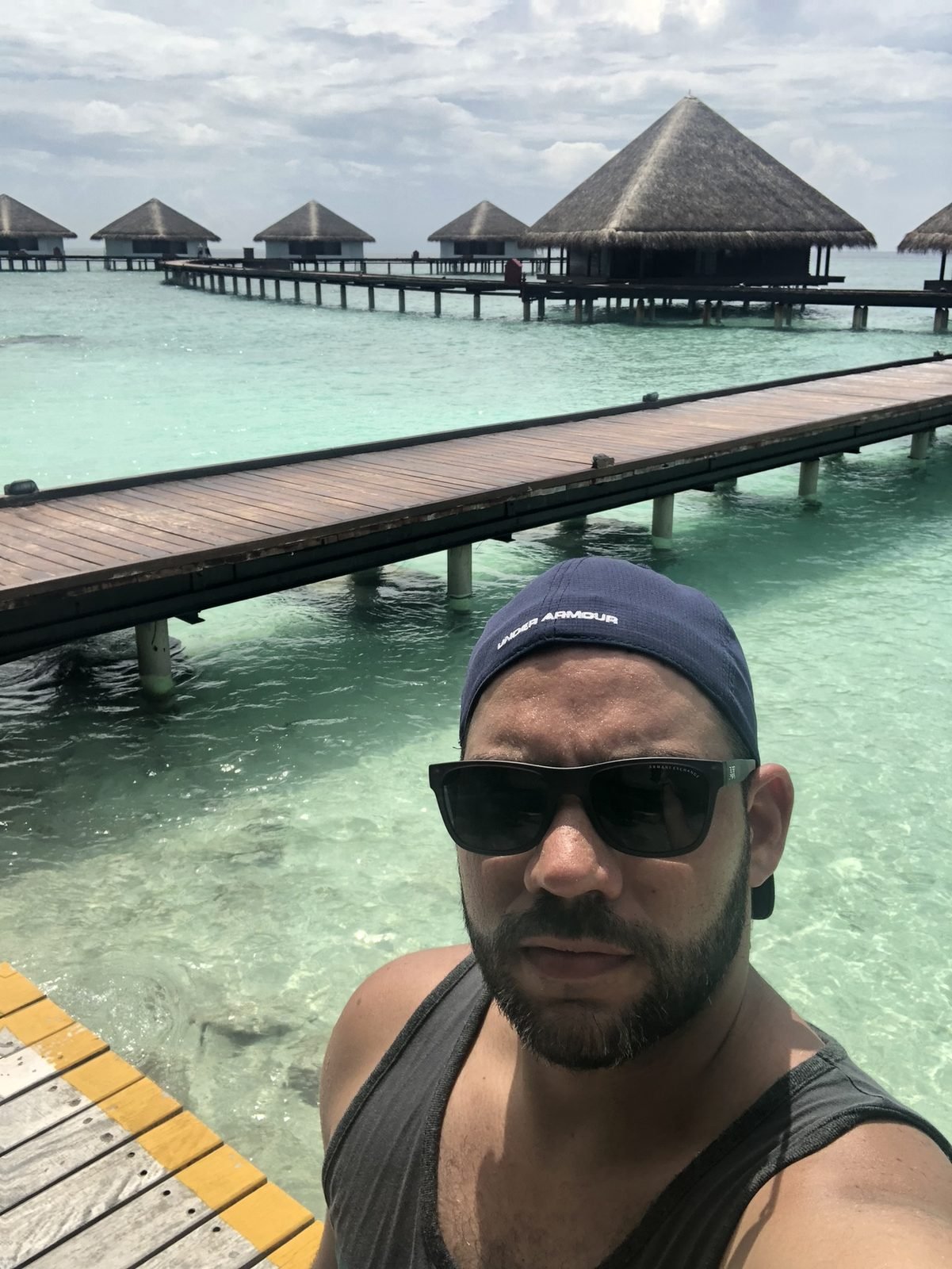 Tiago Lopes com bangalôs sobre a água ao fundo