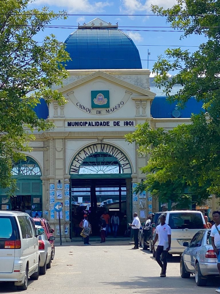 Fachada do Mercado Municipal de Maputo, de 1901, com cúpula azul