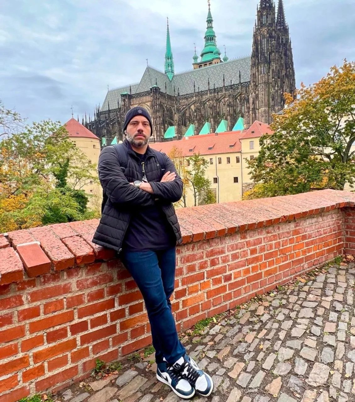 Tiago Lopes em frente ao Castelo de Praga, com a Catedral de São Vito ao fundo