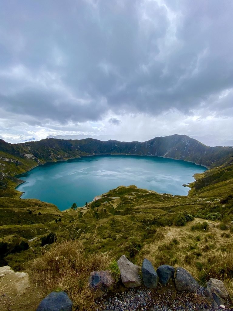 Laguna Quilotoa, lago de cratera de água esverdeada cercado por montanhas