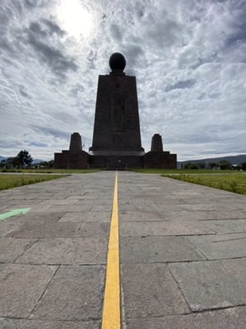 Monumento Mitad del Mundo com a linha amarela no chão