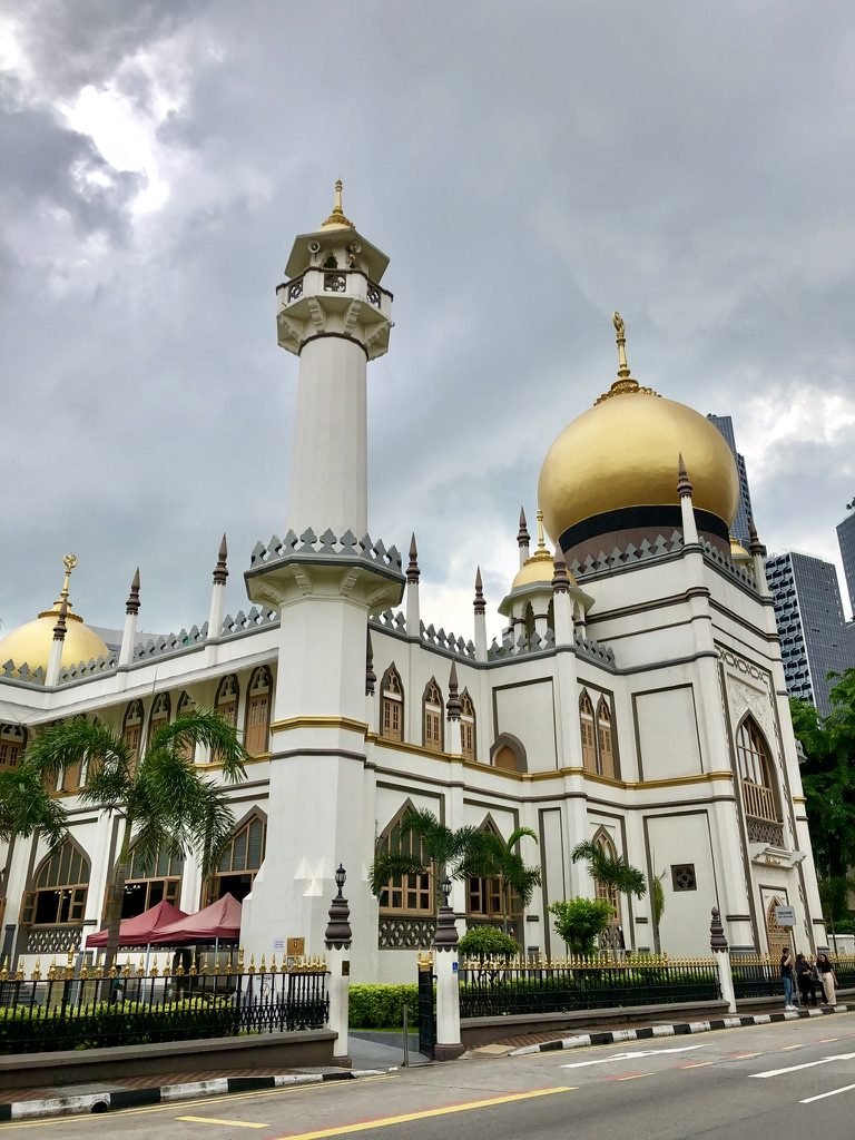 Mesquita do Sultão, com cúpula dourada e minarete branco