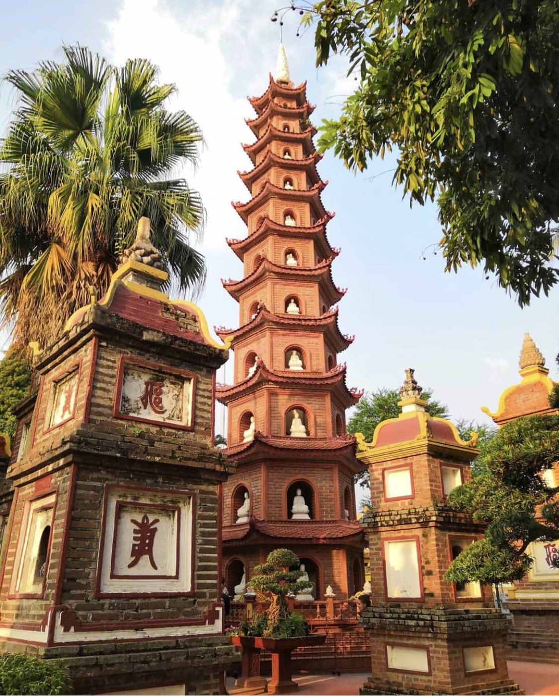 Pagode Tran Quoc, de tijolos vermelhos, em Hanói