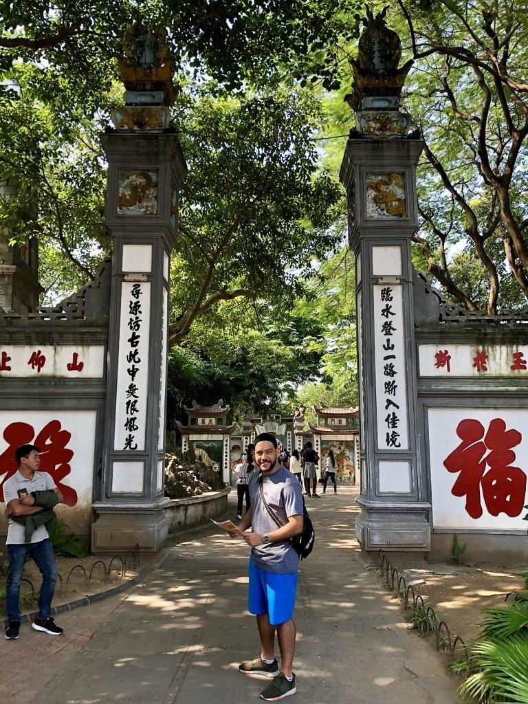 Tiago Lopes no portal do Templo Ngoc Son, em Hanói